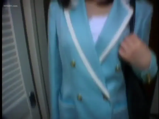 低頭 · 站立 · 中景 · 平靜 · 背包 · 室内门口 · 蓝色制服