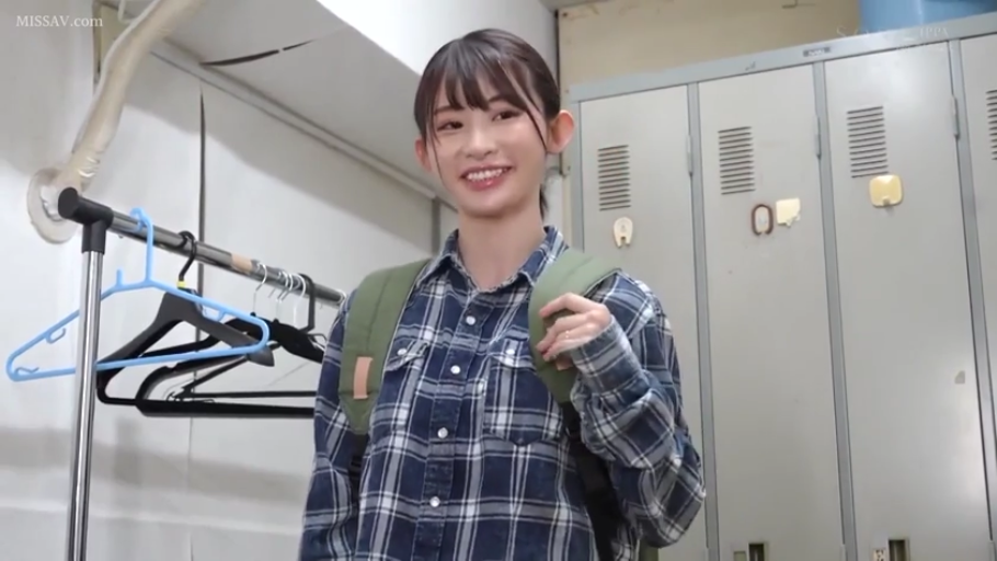 格子衬衫 · 站立 · 微笑 · 半身 · 更衣室 · 储物柜 · 正常 · 背书包