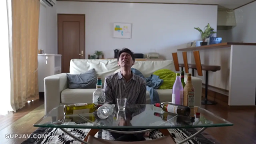 坐姿 · 中景 · 条纹衬衫 · 客厅