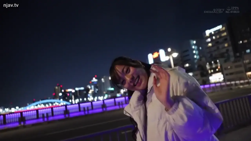Stand · Smile · Half-body · 白色外套 · 挥手 · 都市背景 · 户外夜景