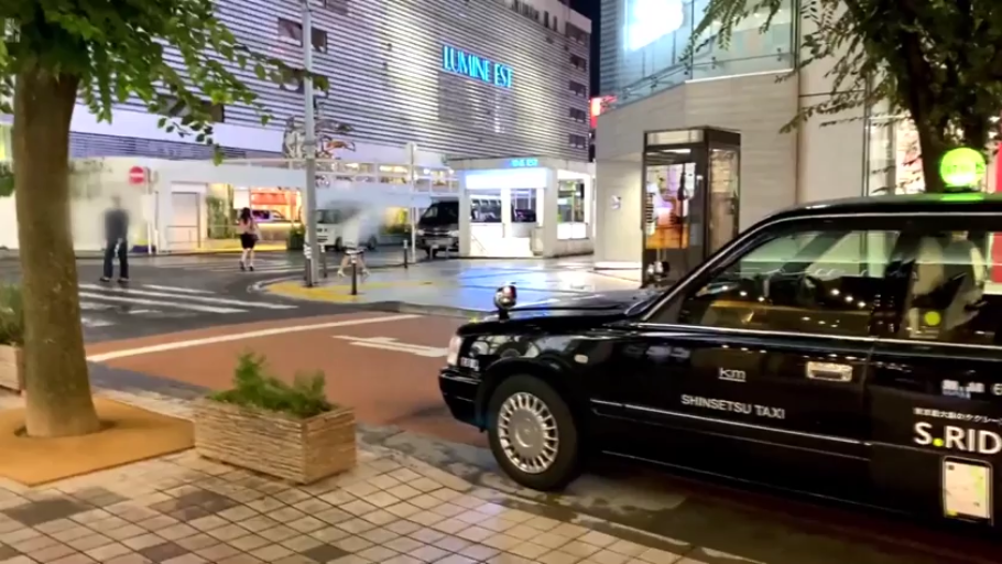 站立 · 街道 · 休闲服 · 夜景 · 步行 · 出租车