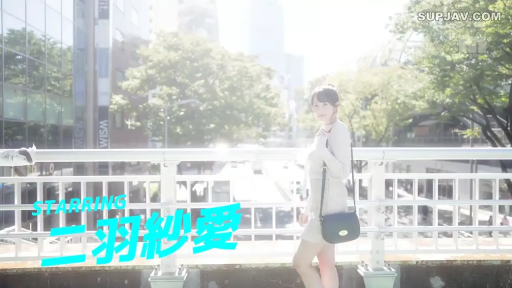 微笑 · 有字幕 · ショルダーバッグ · 侧身站立 · 全身中景 · 户外天桥 · 浅色连衣裙 · 拍摄简介