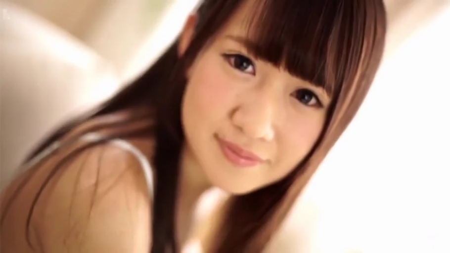 室内 · 俯身 · 微笑 · 面部特写 · 注视镜头 · 长发 · 吊带背心