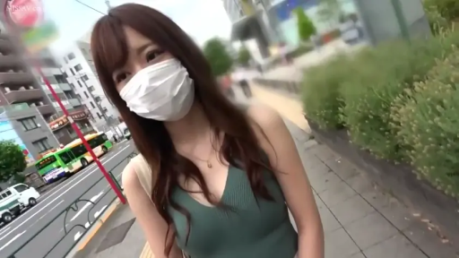 站立 · 自然 · 半身 · 行走 · 长发 · 口罩 · 街头 · 绿色针织背心