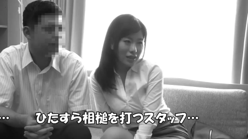 室内 · 坐姿 · 沙发 · 自然 · 衬衫 · 访谈 · 黑白