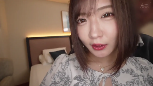 俯身 · 卧室 · 面部特写 · 凝视 · 温柔 · 碎花上衣