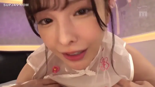 室内 · 脸部特写 · POV视角 · 爬行姿势 · 诱惑微笑 · 凝视行为 · 白色透视睡裙