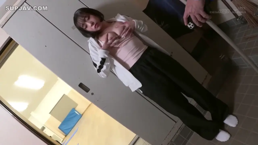 露乳 · 站姿 · 平静 · 運動服 · 携帯電話 · 更衣室 · 自拍