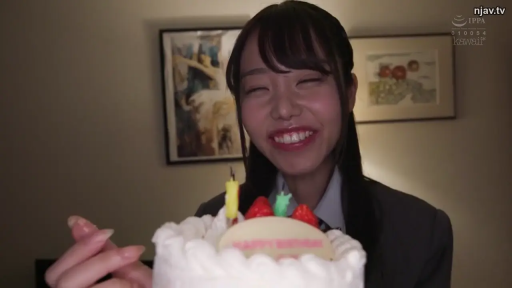 室内 · 面部特写 · 制服 · 日系 · 大笑 · 正面 · 生日蛋糕 · 庆祝