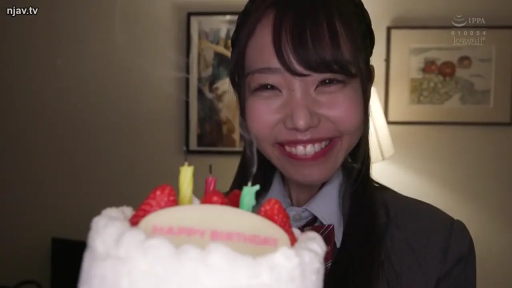 室内 · 脸部 · 角色扮演 · 微笑 · 学生制服 · 正面 · 生日蛋糕 · 庆祝