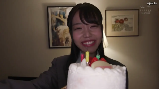 室内 · 庆祝 · 昏暗室内 · 近景特写 · 生日蛋糕 · 灰色西装 · 灿烂微笑 · 手捧蛋糕