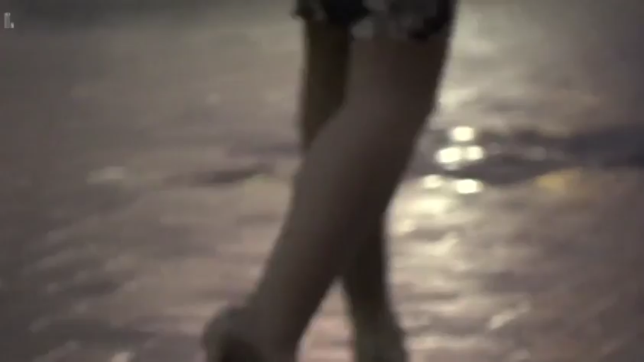 短裙 · 腿部 · 行走 · 户外 · 模糊 · 走动