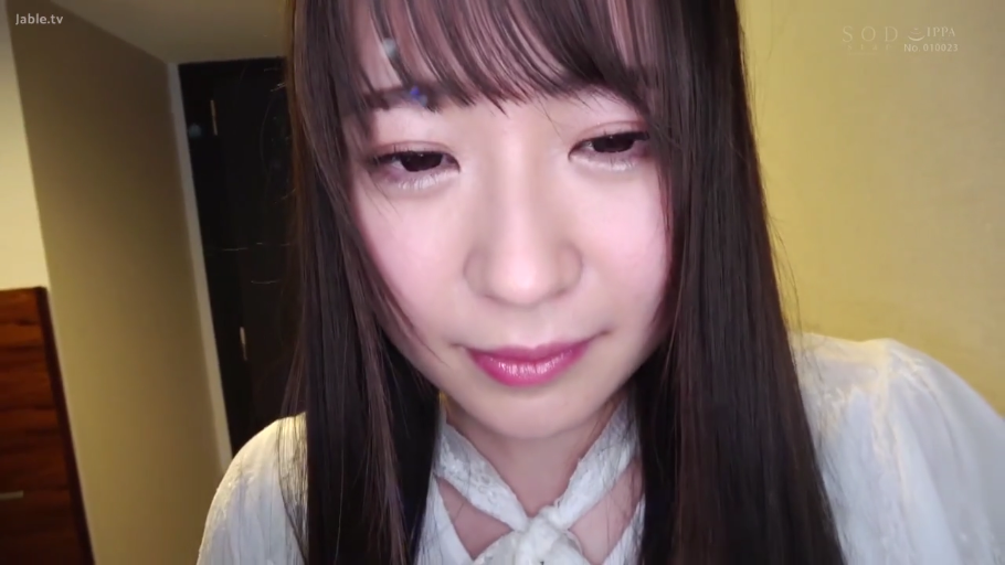 Indoor · Close-up of the face · Smile · White top · Stare · 正面 · 齐刘海