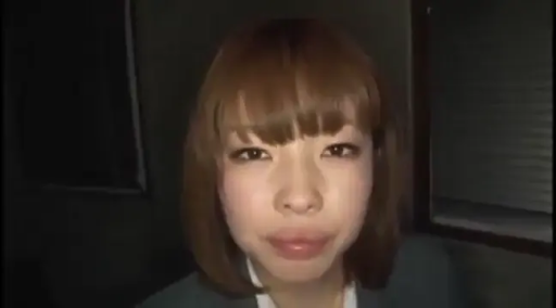 室内 · 脸部 · 制服 · 注视 · 平淡 · 短发 · 正面