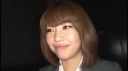 室内 · 脸部特写 · 微笑 · 职业装 · 短发 · 正面 · 看向镜头