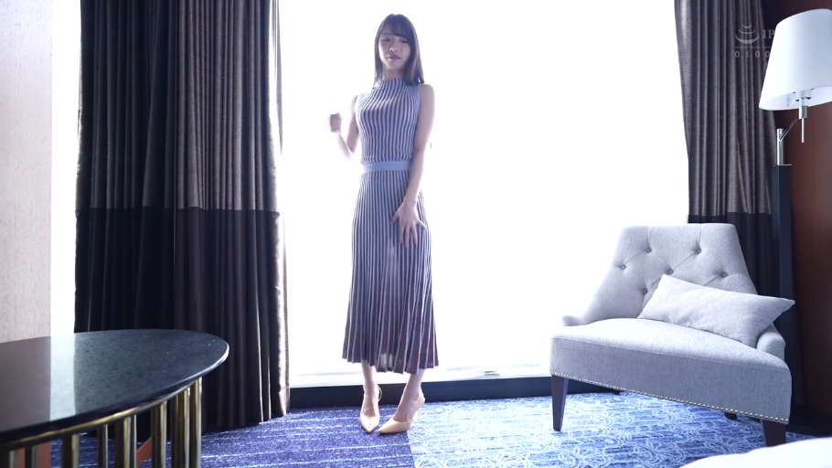 站立 · 落地窗 · 酒店客房 · 侧立 · 扶手椅 · 全身照 · 宁静 · 条纹无袖长裙