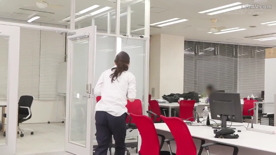 全身 · 办公室 · 站立 · 笑容 · 工牌 · 职场OL · 白衬衫与西裤 · 整理工牌