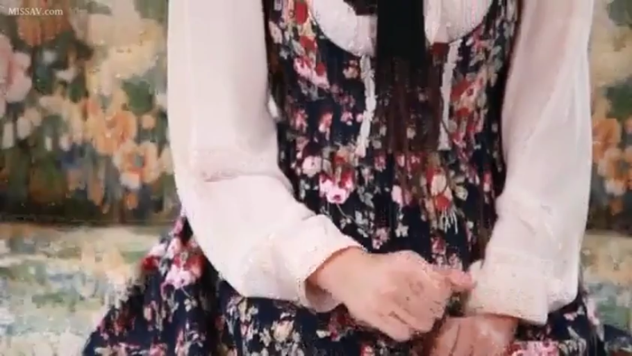 室内 · 坐姿 · 躯干特写 · 碎花吊带裙 · 双手交叠 · 田园风格