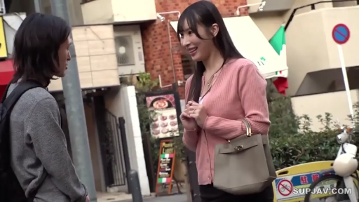 Stand · Medium shot · Handbag · Chat · Smile · Outdoor street · 粉色开衫 · 户外拍摄