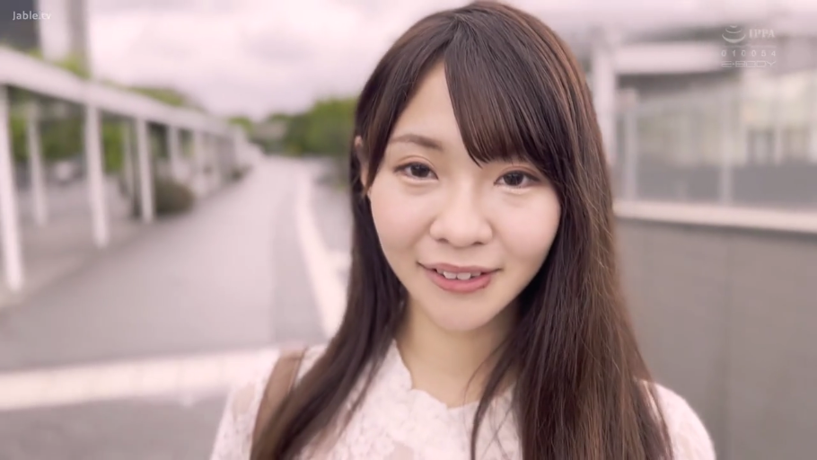 脸部特写 · 微笑 · 白色蕾丝上衣 · 户外 · 注视镜头 · 长发 · 正面 · 背包带