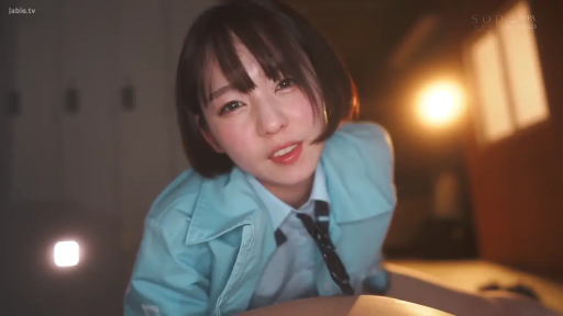 室内 · 俯身 · 脸部特写 · 诱惑 · POV视角 · 凝视 · 灯光 · 蓝白制服