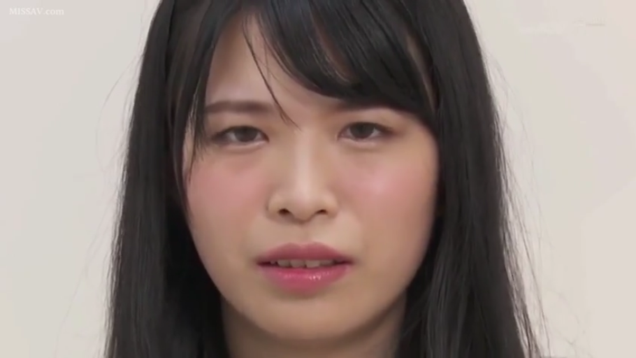 室内 · 面部 · 平静 · 特写 · 常服 · 正面