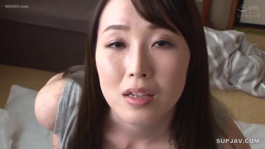 Close-up of the face · Bedroom · Kneeling posture · 灰色无袖背心