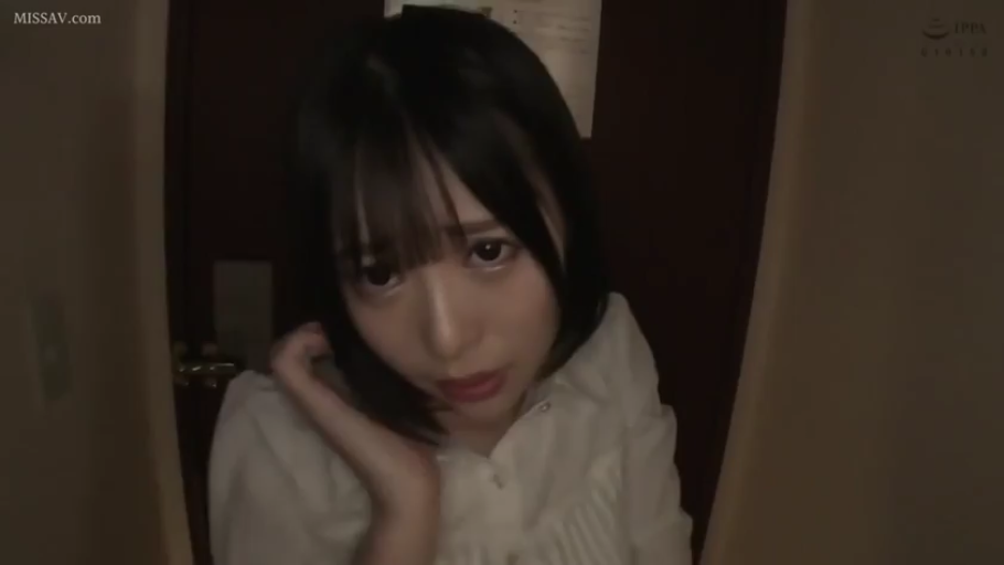 室內 · 委屈 · 臉部特寫 · 站立 · 白色襯衫 · 短发 · 窥视 · 猫眼