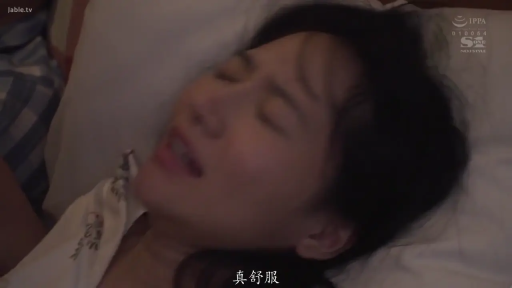 卧室 · 性爱 · 枕头 · 面部特写 · 中文字幕 · 高潮表情 · 睡衣 · 躺卧