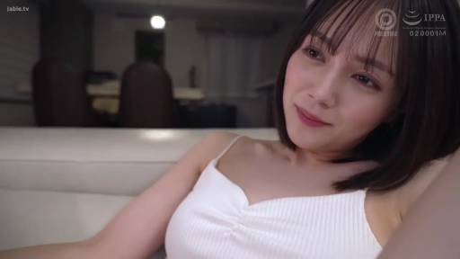 顔部のクローズアップ · ソファ · 微笑 · リビング · 凝視 · アジア人女性 · 靠坐 · 白色吊带衫