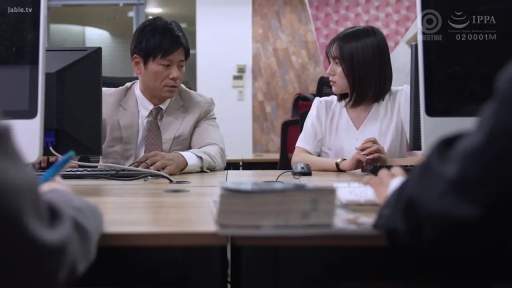 坐姿 · 交谈 · 严肃 · 办公室 · 电脑 · 职业装 · 职场