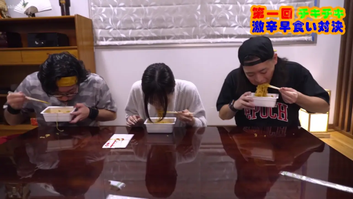 座り姿勢 · 集中 · 中景 · リビング · 休闲服 · 筷子 · 吃面 · 大胃王挑战