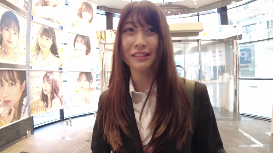 交谈 · 和室 · 中景 · 微笑 · 并排坐 · 桌子 · 访谈 · 休闲毛衣