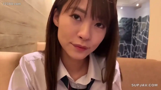 室内 · 坐姿 · 沙发 · 微笑 · 面部特写 · 水手服 · 快乐 · 学生