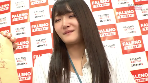 Display · 条纹衬衫 · 面部特写 · 长发 · Studio · 正面 · squint eyes · 信封