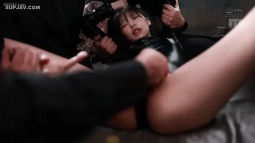 Hazy · 暗室 · BDSM · 多人抚摸 · 下体特写 · 躺卧 · 紧身胶衣