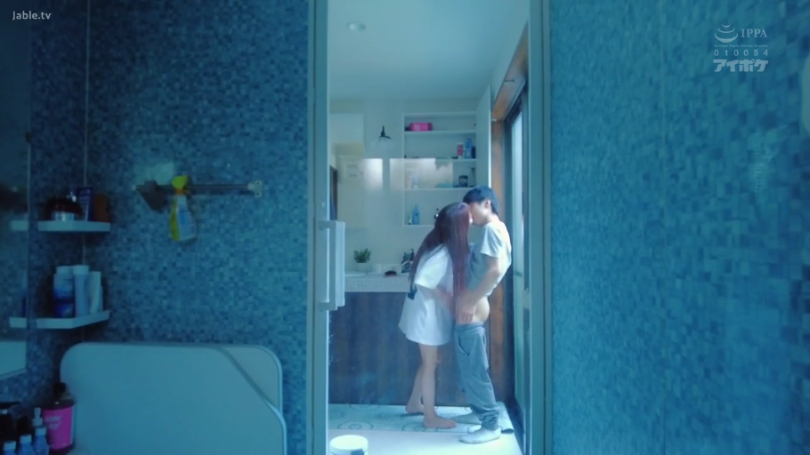 全身 · 投入 · 浴室 · 居家 · 手交 · 灰色运动裤 · 站立拥抱 · 洗漱用品