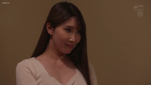 室内 · 微笑 · ネックレス · 顔のクローズアップ · 注視 · 高清 · 白色V领上衣 · 横に頭を傾ける