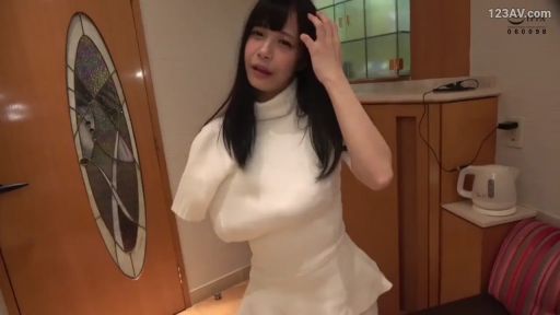 站立 · 巨乳 · 迷离 · 酒店房间 · 中景镜头 · 电水壶 · 撩拨头发 · 白色毛衣连衣裙