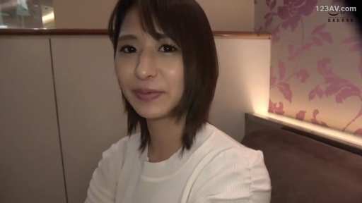 室內 · 坐姿 · 臉部特寫 · 微笑 · 注视镜头 · 白色长袖