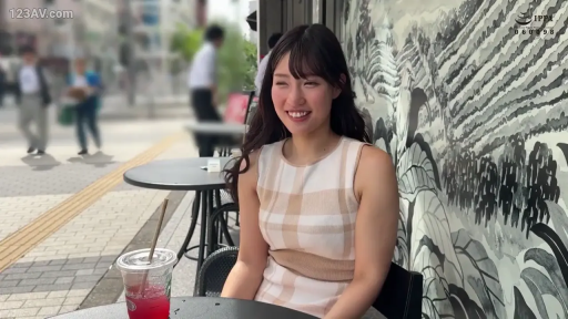 坐姿 · 交谈 · 中景 · 微笑 · 日常 · 戶外街頭 · 格紋無袖連衣裙 · 飲料杯