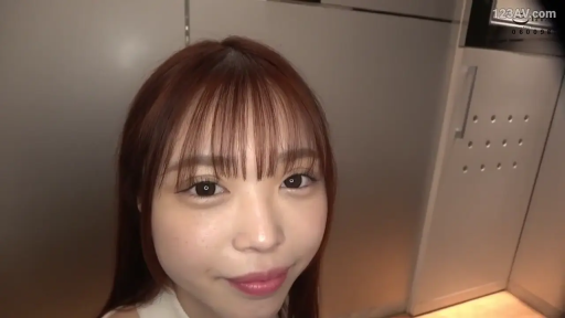 室内 · 面部特写 · 白色背心