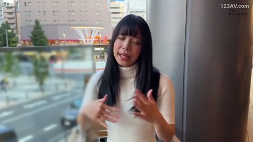 臉部特寫 · 站立 · 水印 · 白色毛衣 · 閉目 · 户外阳台 · 疲倦