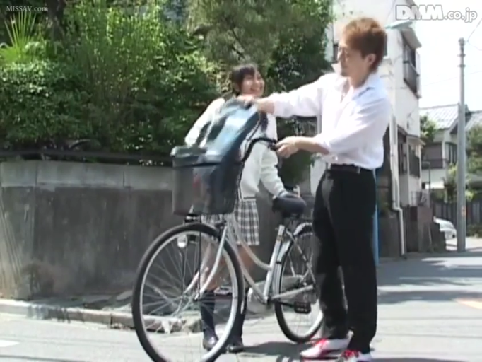 坐姿 · 严肃 · 中景 · 沙发 · 面对镜头 · 客厅 · JK制服 · 长发
