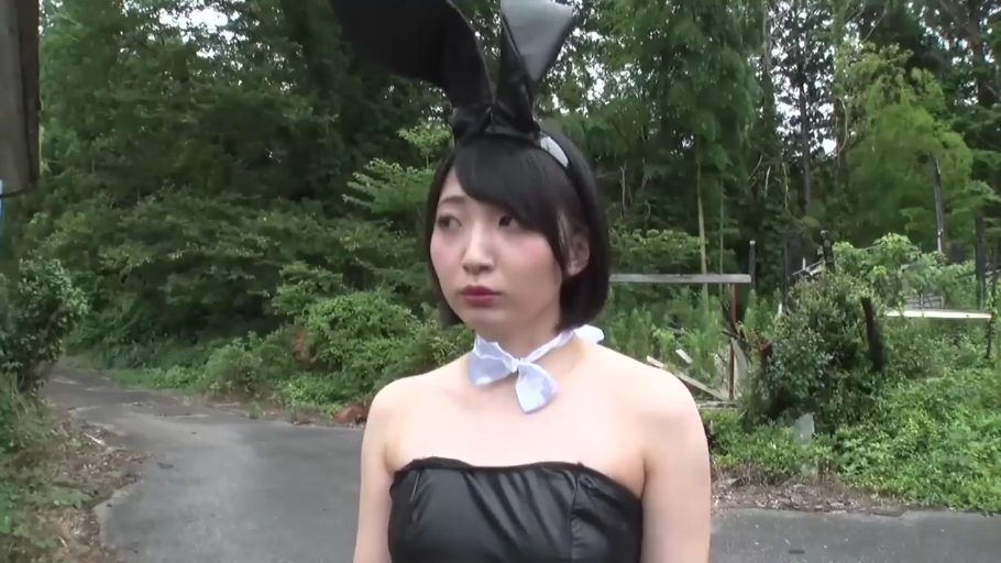 站立 · 上半身 · 户外 · 兔女郎服装