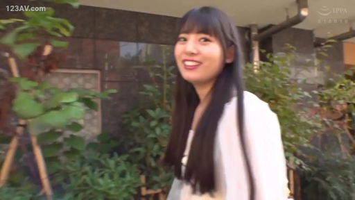 脸部特写 · 甜美 · 站立 · 微笑 · 白色上衣 · 户外 · 树木 · 开心