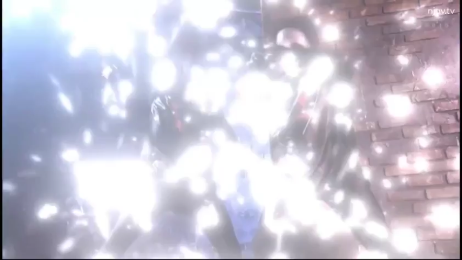 站立 · 中景 · 互动 · 模糊 · 紧身衣 · 强光 · 户外砖墙