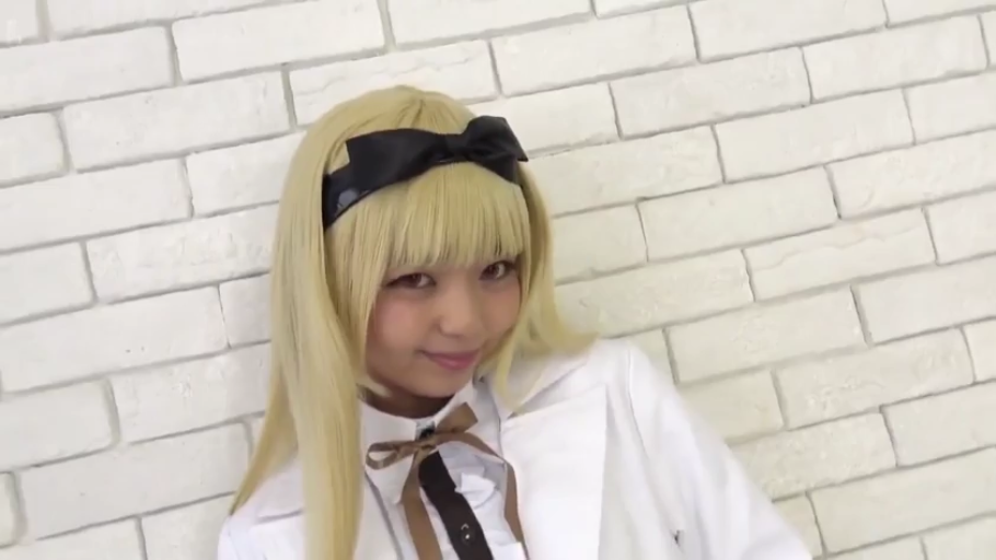 室内 · 微笑 · 学生制服 · 上半身特写 · 注视镜头 · 歪头