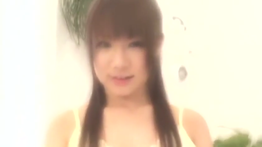 室内 · 上半身 · 温柔 · 黄色吊带衫 · 光线明亮