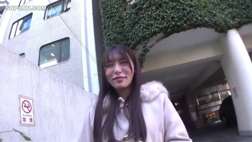 站立 · 中景 · 微笑 · 对视 · 户外 · 长发 · 毛领大衣